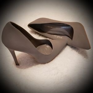 Grey pumps
